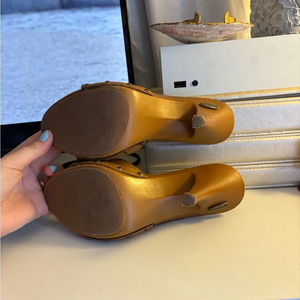 Elegant Tan Heeled Sandals - Picture 5 of 6